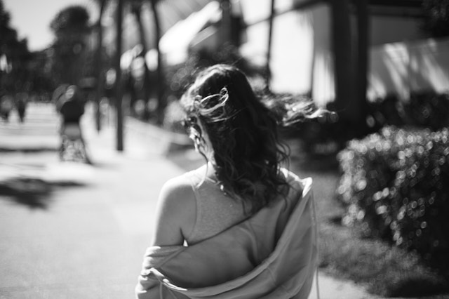 Mia with a head full of idas and a future ahead, heading for the Starbucks on the beach. Leica M11 with Leica 50mm Summicron-M f/2.0 Rigid. © Thorsten Overgaard. 