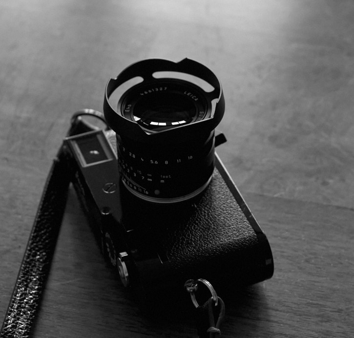 Ventilated shade in Black Paint for the Leica 35mm Summilux-M ASPH f/1.4 ASPH FLE.