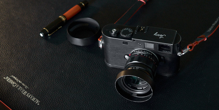 E43 Ventilated Shade for 50mm Summilux Black Chrome and other lenses with 43mm filter thread. The shade has an E46 filter thread in front for filters. Next to you see the original brass shade that comes with the lens. 