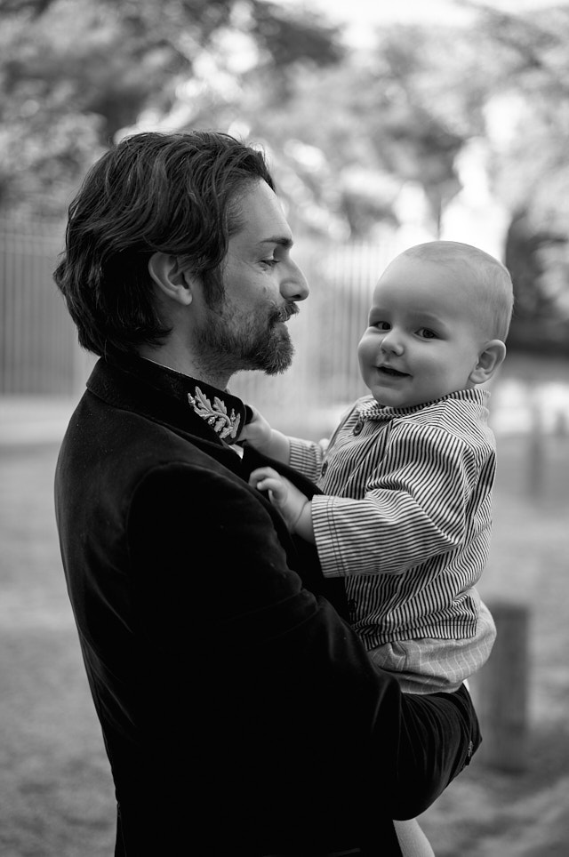 Francois with his two year old son. Leica M11 with Leica 50mm APO-Summicron-M ASPH f/2.0 LHSA. © Thorsten Overgaard. 