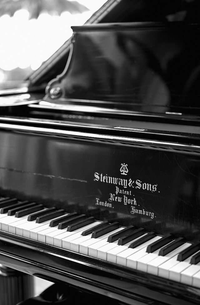A self-playing classic Stainway. Leica M11 with Leica 50mm APO-Summicron f/2.0 LHSA. © Thorsten Overgaard.