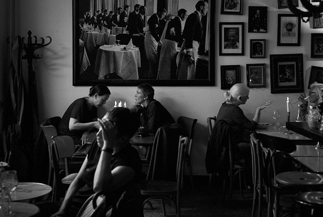 A cafe in Copenhagen, Denmark. Leica M11 with Leica 50mm Summilux-M ASPH f/1.4. © Thorsten Overgaard. 