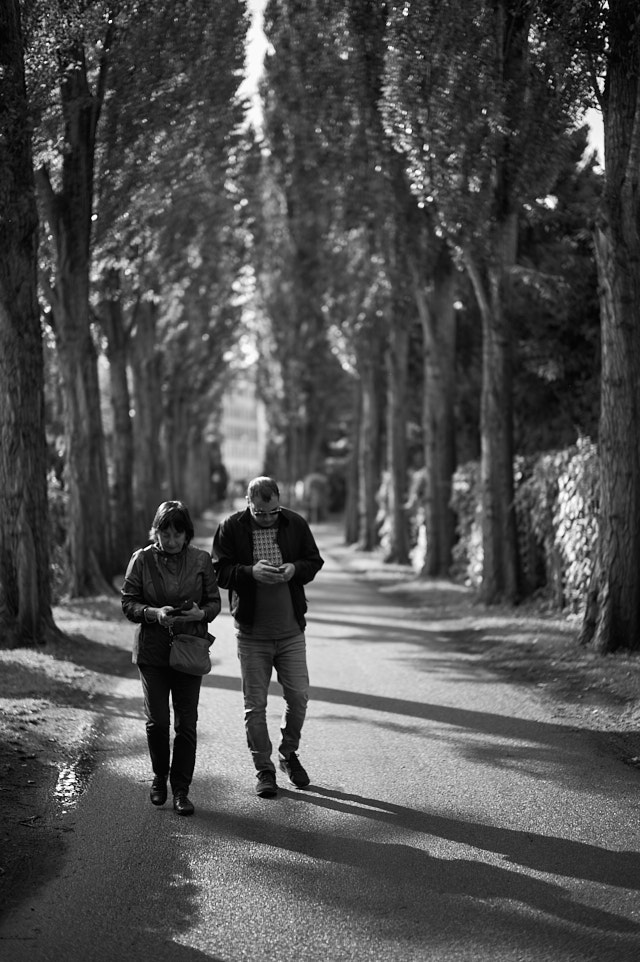 "Sharing wifi". Leica M11 with Leica 50mm Summilux-M ASPH f/1.4 BC. © Thorsten Overgaard.