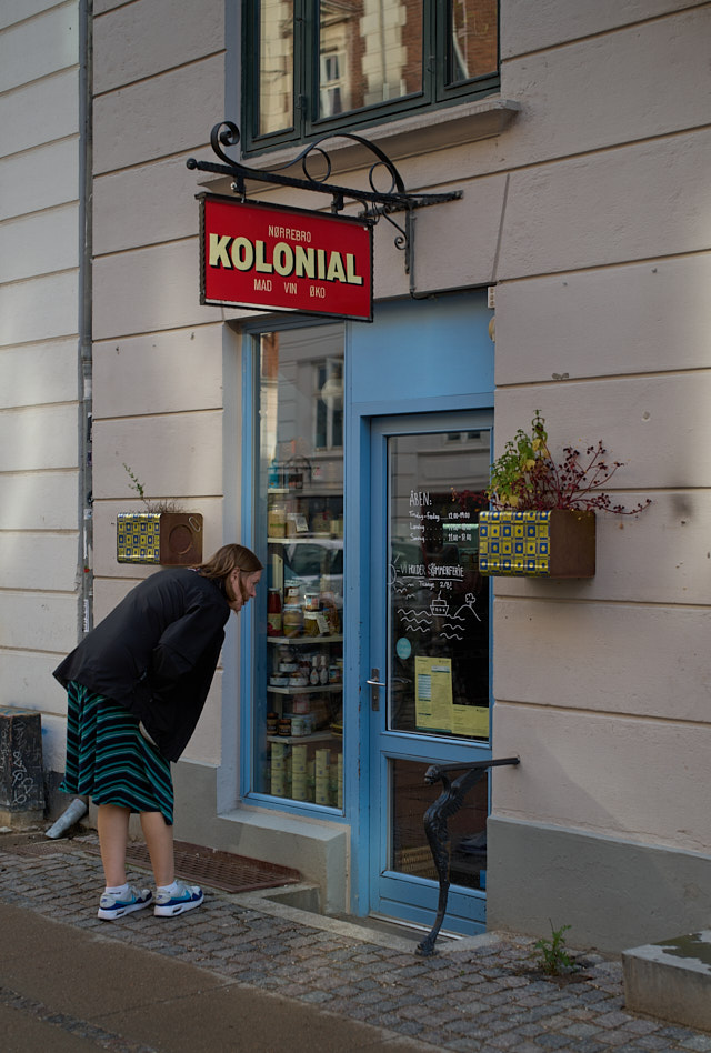 "Nørrebro Kolonial", a Danish deli in Copenhagen, designed in 1950's retro style. Leica M11 with Leica 50mm Summilux-M ASPH f/1.4 BC. © Thorsten Overgaard. 