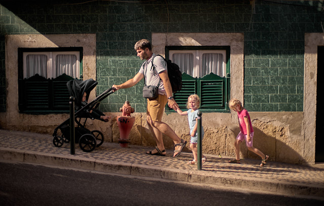 Family striving up the steep streets of Lisbon. Leica M11 with Leica 50mm Noctilux f/0.95 FLE. © Thorsten Overgaard. 