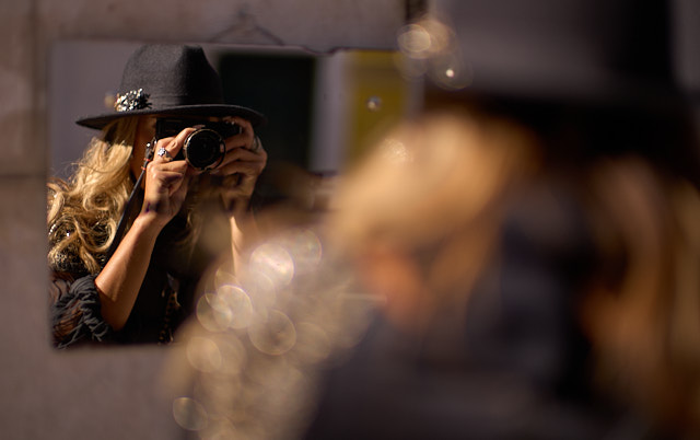 Layla Bego workign the mirror. Leica M11 with Leica 50mm Noctilux f/0.95 FLE. © Thorsten Overgaard. 