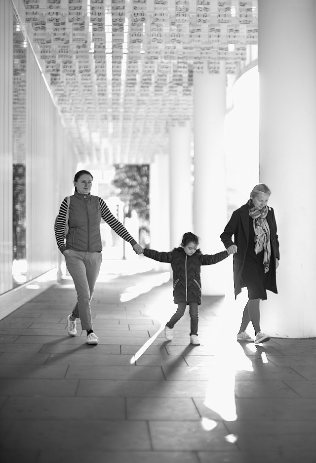 Mother and daughter. Leica M11 with Leica 50mm Noctilux-M ASPH f/0.95. © Thorsetn Overgaard.