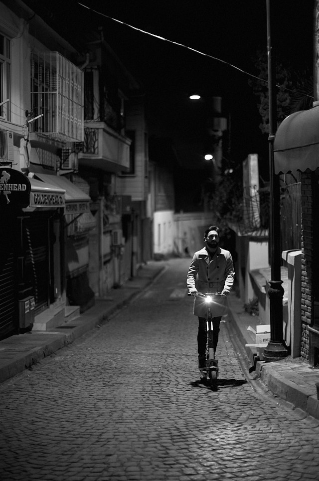 Night in a narrow back street in Sultanahmet in Istanbul. Leica M11 with Leica 50mm Noctilux-M ASPH f/0.95. © Thorsten Overgaard.