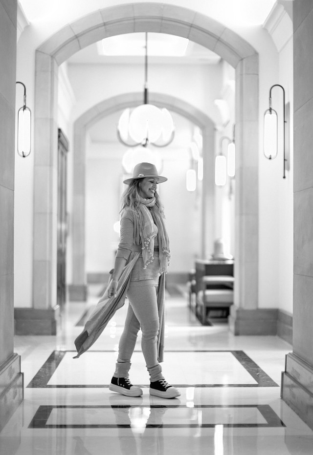 Layla Bego in the Four Seasons in Sultanahmet, Istanbul. Leica M11 with Leica 50mm Noctilux-M ASPH f/0.95. © Thorsten Overgaard. 