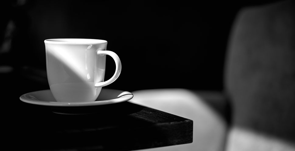 A cup of coffee in Istanbul. Leica M11 with Leica 50mm APO-Summcron-M ASPH f/2.0. Using the "Rainy Days" Style in Capture One Pro. © Thorsten Overgaard. 