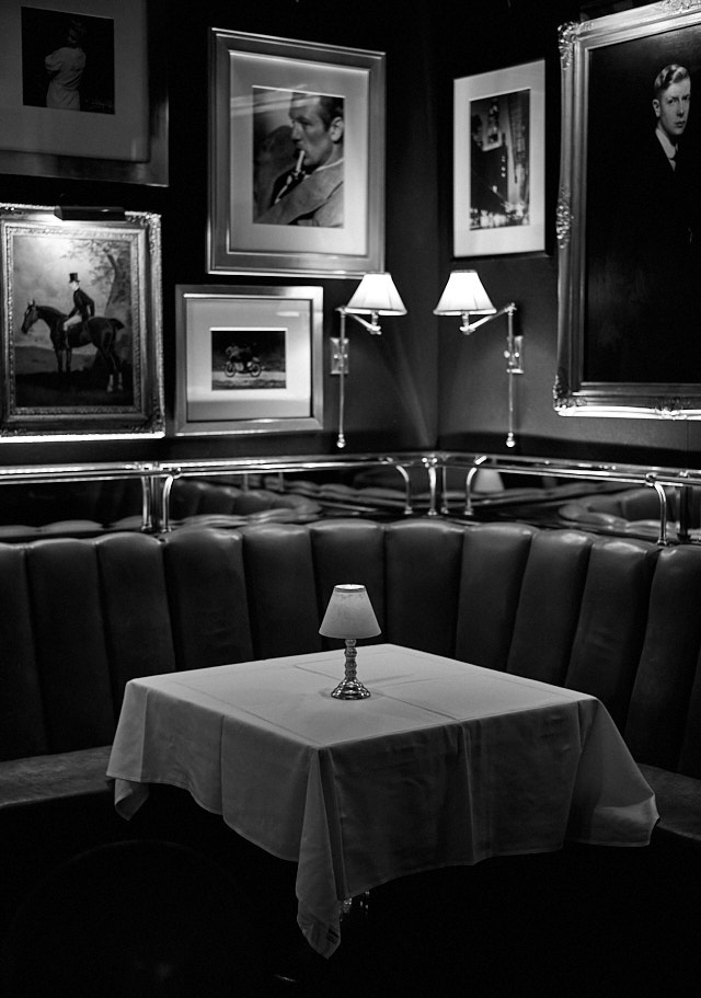 The Ralph Lauren Restaurant in Chicago. Leica M10-P with Leica 50mm Summilux-M APSH f/1.4. © 2020 Thorsten Overgaard.