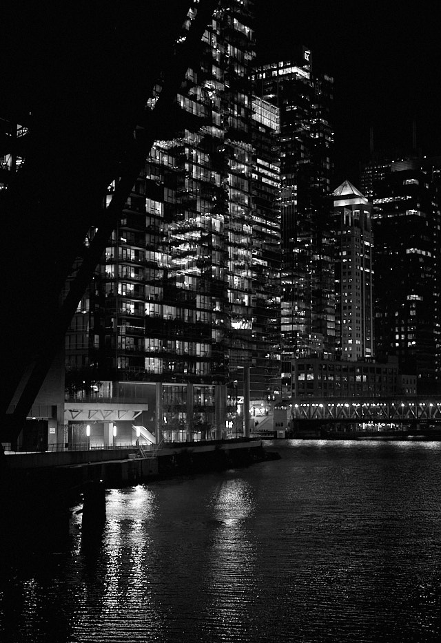 Chicago by night. Leica M10-P with Leica 50mm Summilux-M APSH f/1.4. © 2020 Thorsten Overgaard.
