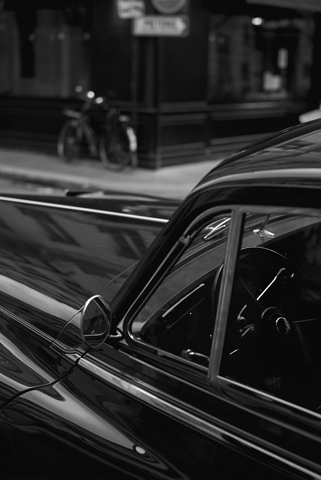 "Hanging out on street corners". Leica M10-P with Leica 50mm Summilux-M ASPH f/1.4 BC. © Thorsten Overgaard. Rolls Royce and bicycle