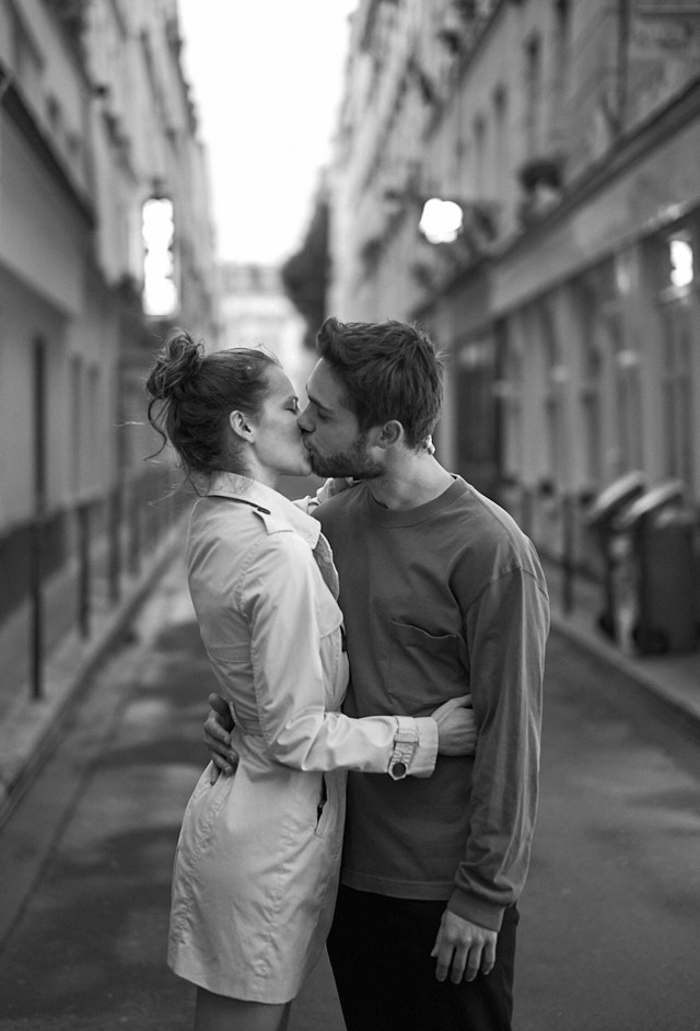 The kissing couple at Rue de la Sourdière in Paris. Leica M10-P with Leica 50mm Summilux-M ASPH f/1.4 BC. © Thorsten Overgaard. 