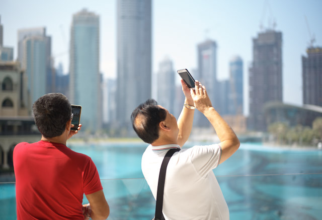 Tourists by the mall in Dubai. Leica M10-P with Leica 50mm Summilux-M ASPH f/1.4. © Thorsten Overgaard. 