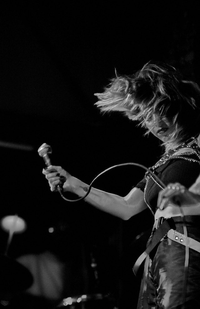 Singer Nikki Lorenzo performing at Harvard & Stone in LA. Leica M10-P with Leica 50mm Noctilux-M ASPH f/0.95. © Thorsten Overgaard. 