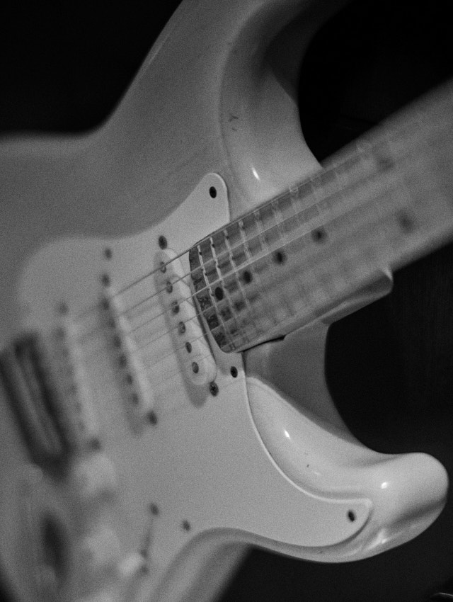 1958 Fender "Mary Kaye" Stratocaster. Leica M10-P with 7artisans 75mm f/1.25. © Thorsten Overgaard.