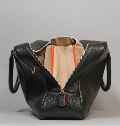 The zipper allows the bag to be wide open for acess. There is lots of 'secret space' between the insert for the camea and the outside of the bag. 