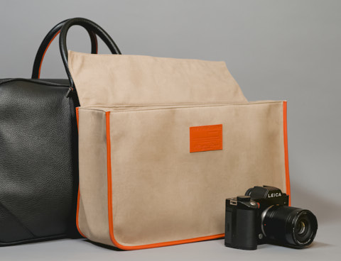 The light-weight adjustable insert made of Alcantara is a removable insert and comes with The Von Maxi SL. The insert can be taken out if you want to use the bag as a weekend bag or document bag.