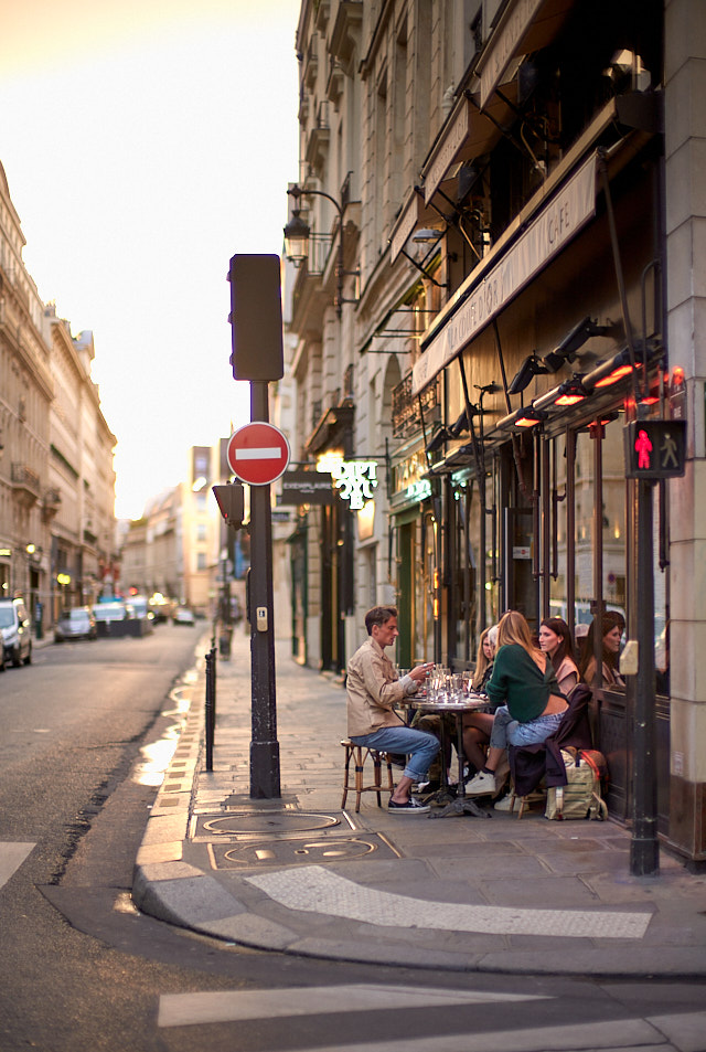 The sun goes down at 9:40 in the evening at this time of year. Here is parisians enjoying late outside dining in Paris. Leica M10-P with Leica 50mm Noctilux-M ASPH f/0.95. © Thorsten Overgaard. 