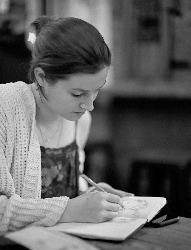 Isabella Perkins studies film to become a director and writer, always carries a film camera - and make drawings and paintings in notebooks. We met her at Birch cafe in New York. Leica M10-P with Leica 50mm Noctilux-M ASPH f/0.95. © Thorsten Overgaard. 