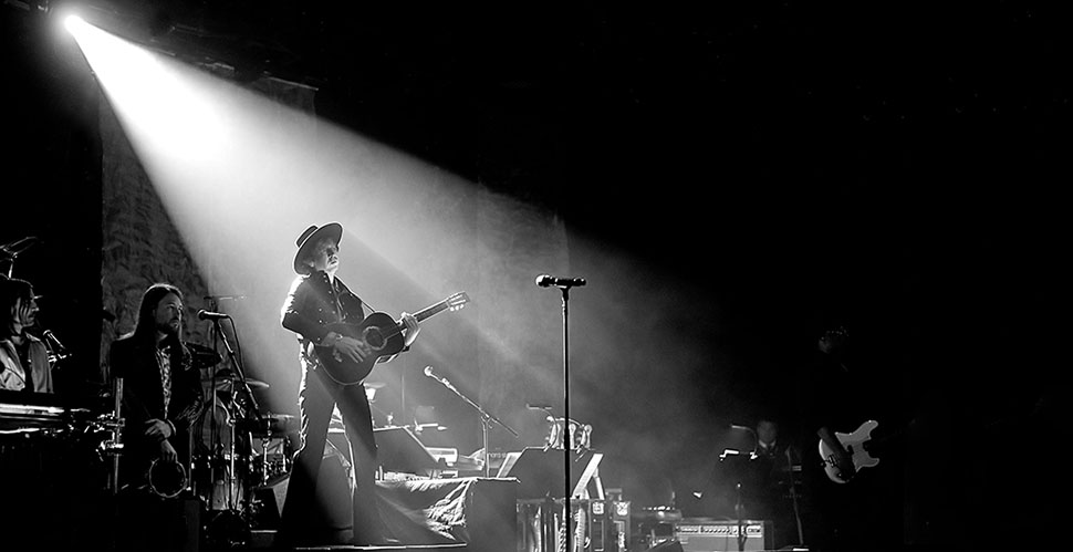 Beck in concert at the private pre-Grammys party of Clive Davis (2020). Leica a M10-P Safari with Leica 50mm Summilux-M ASPH f/1.4 Black Chrome. © Thorsten Overgaard.