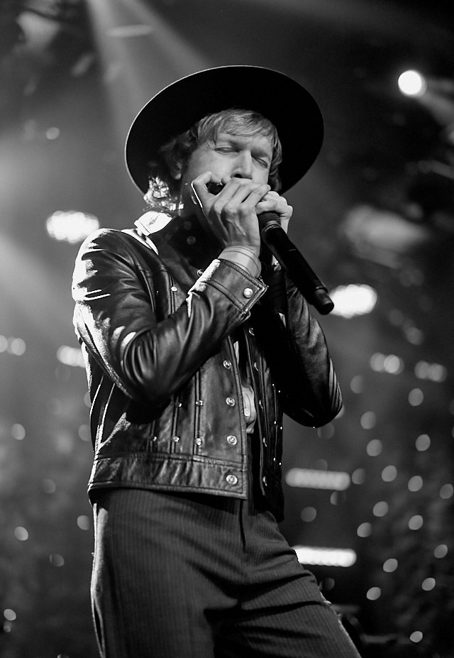 Beck performs at the Clive Davis Pre-Grammys Gala 2020. Leica M10-P with 50mm Summilux-M ASPH f/1.4 BC. © Thorsten Overgaard.