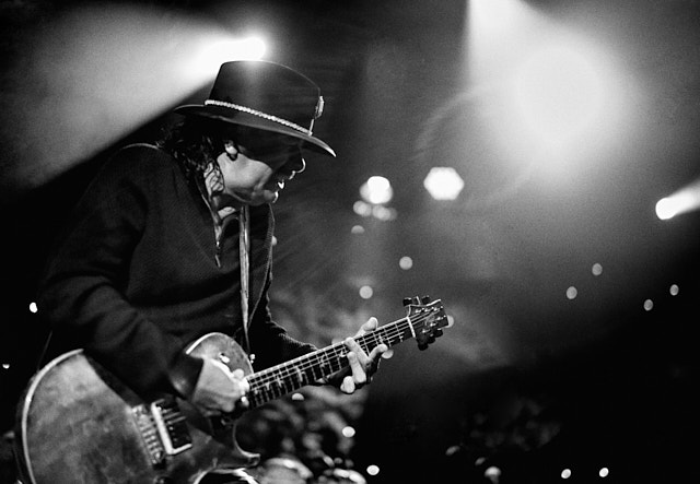 Santana performs at the Clive Davis Pre-Grammys Gala 2020. Leica M10-P with 50mm Summilux-M ASPH f/1.4 BC. © Thorsten Overgaard.