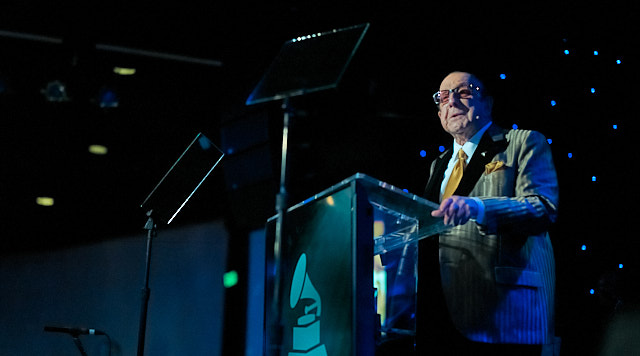 Clive Davis presenting people in the audience, "...who loves music". Leica M10-P with Leica 50mm Summilux-M ASPH f/1.4 © Thorsten Overgaard. 