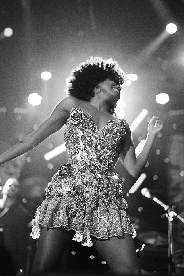 Adrienne Warren performs at the Clive Davis Pre-Grammys Gala 2020. Leica M10-P with 50mm Summilux-M ASPH f/1.4 BC. © Thorsten Overgaard. 