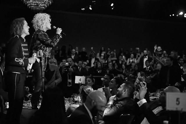 The party took a new direction when Brandi Carlile and Cyndi Lauper performed and decided to hop onto table number 4 to get closer to the audience. Leica M10-P with Leica 50mm Summilux-M ASPH f/1.4 © Thorsten Overgaard. 