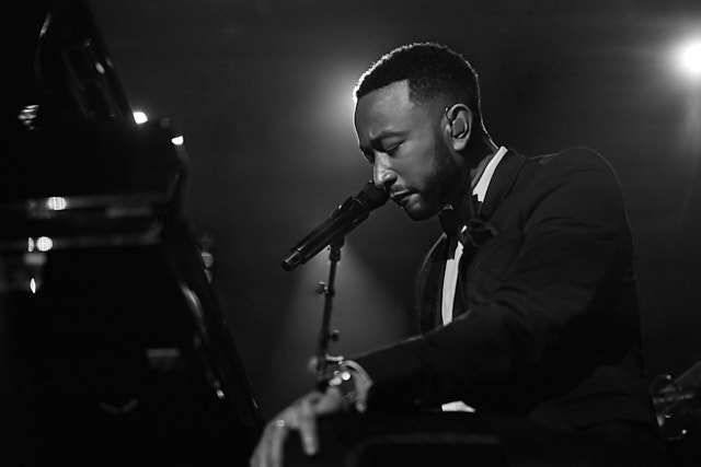 John Legend performs at the Clive Davis Pre-Grammys Gala 2020. Leica M10-P with 50mm Summilux-M ASPH f/1.4 BC. © Thorsten Overgaard.
