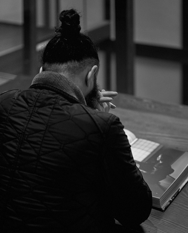 Reading photo books in the Leica Gallery Kyoto. Leica M10-R with Leica 50mm APO-Summicron-M ASPH f/2.0 LHSA. © Thorsten Overgaard.