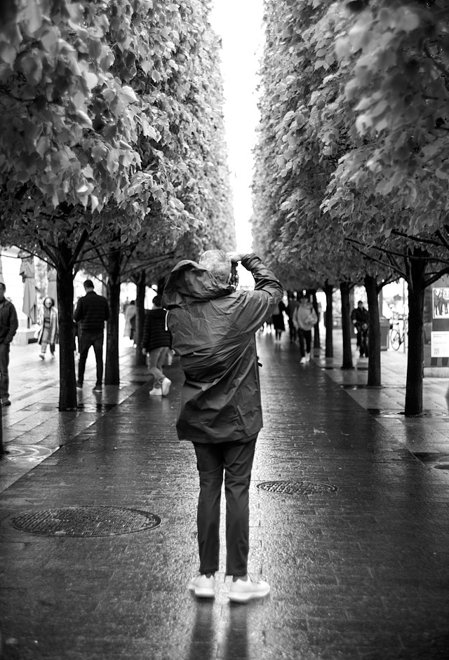 Aneil Batra making a composition with the threes and reflective surfaces in front of The Metropolitan Museum of Art. Leica M10-R with 50mm ELCAN f/2.0 by Light Lens Lab. © Thorsten Overgaard.