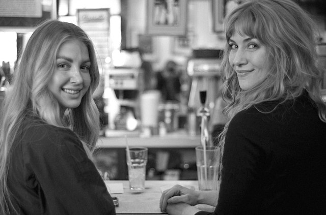 Sisters having lunch in a diner. Leica M10-R with 50mm ELCAN f/2.0 by Light Lens Lab. © Thorsten Overgaard.