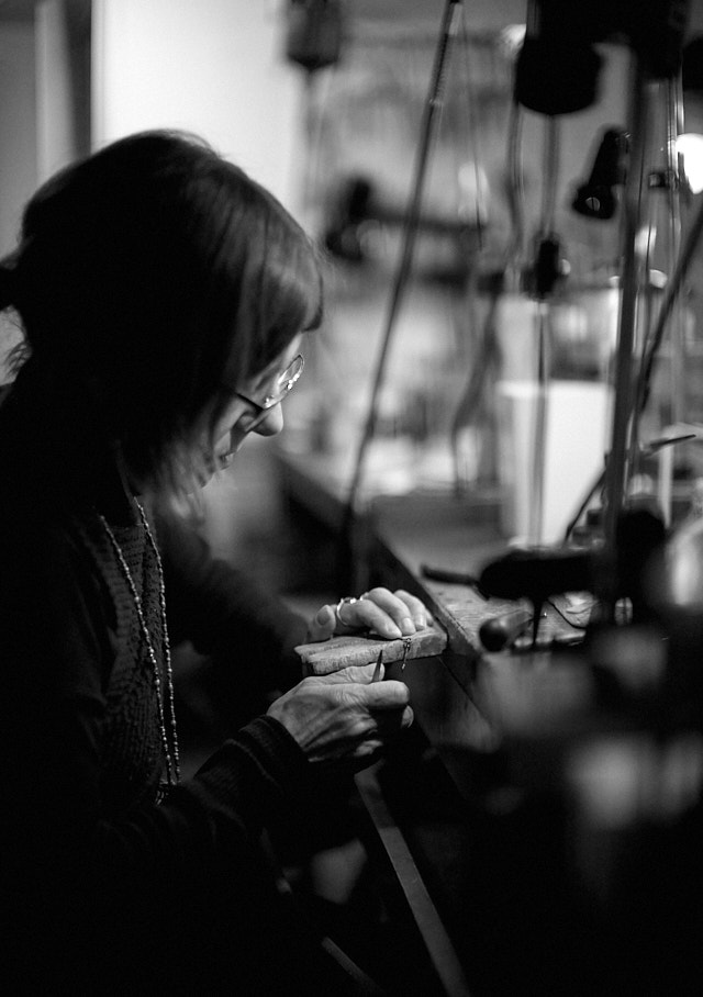 Down in a basement, a class in making Japanese jewelry, attended by eight New Yorkers of all ages. Leica M10-R with Leica 50mm Noctilux-M ASPH f/0.95. © Thorsten Overgaard. 