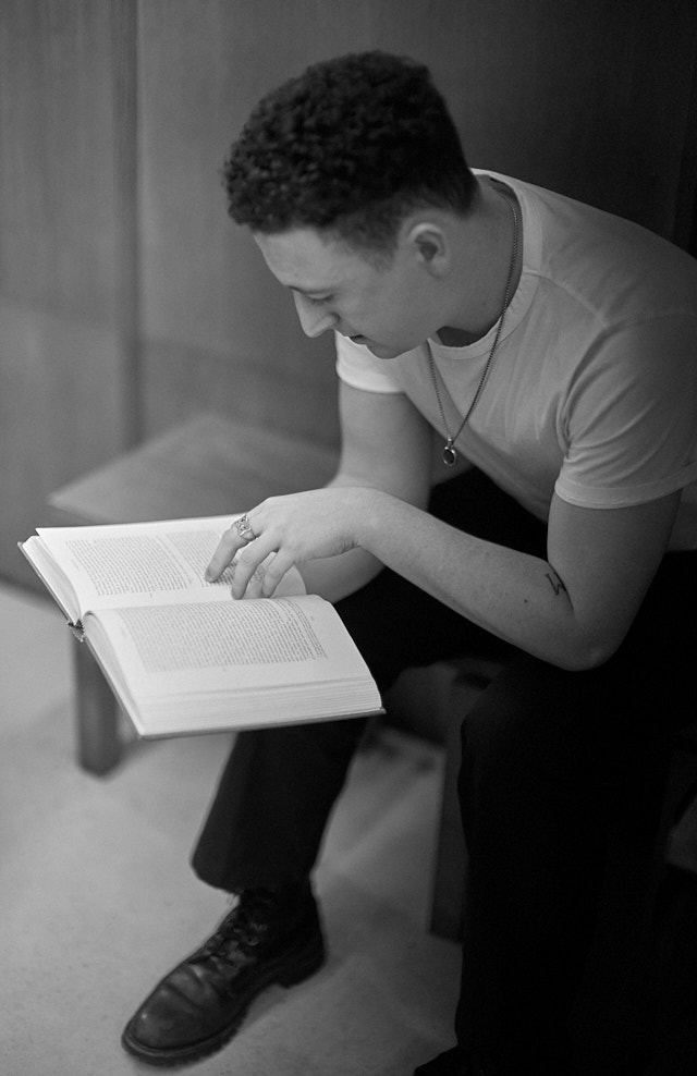 Taking quiet moment with a book in a coffee bar. Leica M10-R with Leica 50mm Noctilux-M ASPH f/0.95. © Thorsten Overgaard. 