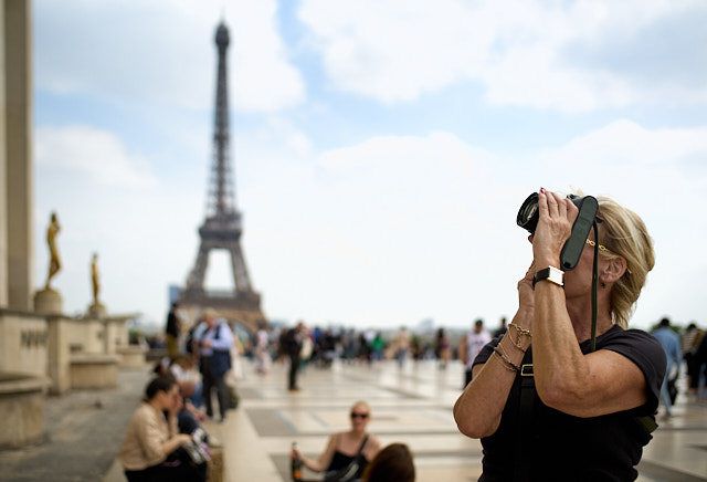 Linda from New Orleans in Paris with her Leica M11 and Noctilux. Leica M10-R with Leica 35mm Summilux-M ASPH f/1.4 FLE Close Focus. © Thorsten Overgaard.
