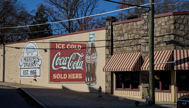 Manuel'ss Tavern is a famous place in Atlanta. It's a first for me, I just like the Coca Colca mural. Leica M10-R with Leica 50mm APO-Summicron-M ASPH f/2.0 LHSA. © Thorsten Overgaard.