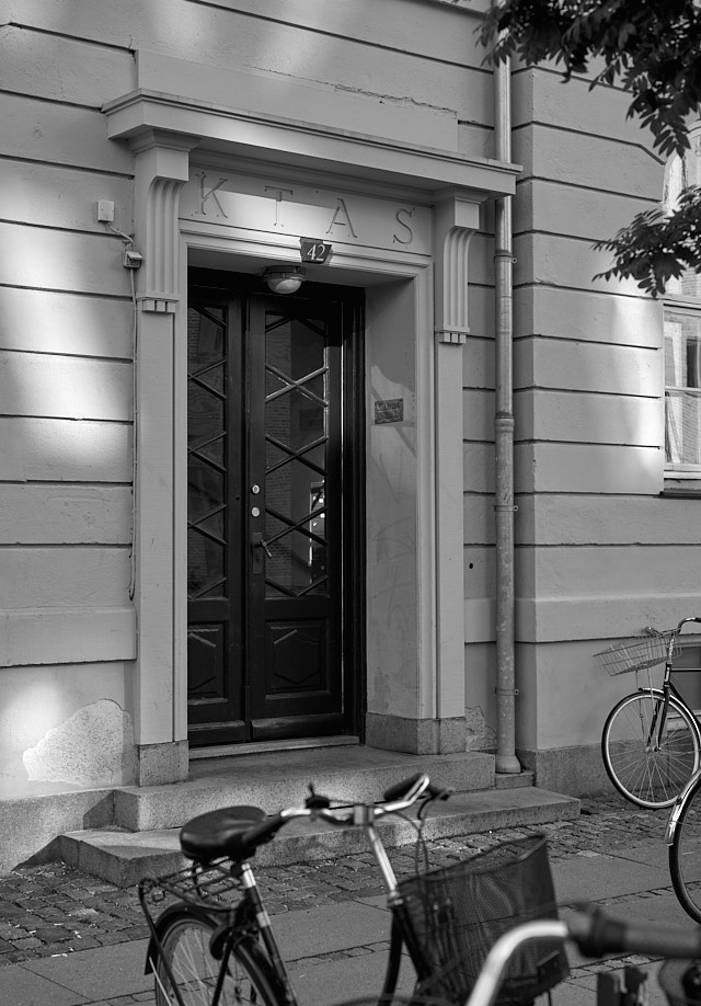 You have to be Danish to appreciate this one, perhaps: The former entrance to KTAS, the long gone state-owned København Telephone A/S, now the entrance to apartments. Leica M11 with Leica 50mm Summilux-M ASPH f/1.4 BC. © Thorsten Overgaard.