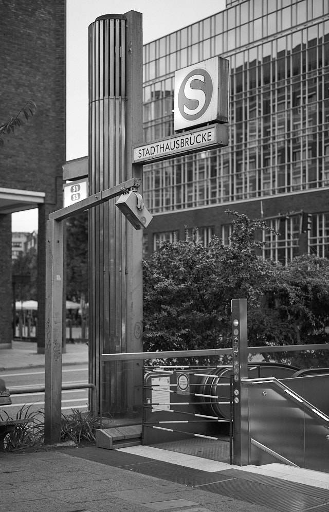 Hamburg surveillence. Leica M10-R with Leica 50mm APO-Summicron-M ASPH f/2.0 LHSA. © Thorsten Overgaard. 