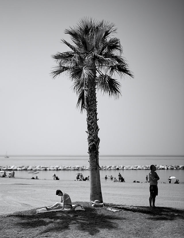 Marriage on holiday in Malaga, Spain. The beach outside my hotel when I stayed in Malaga for one night. Leica M10-P with Leica 50mm Noctilux-M ASPH f/0.95. © Thorsten Overgaard.
