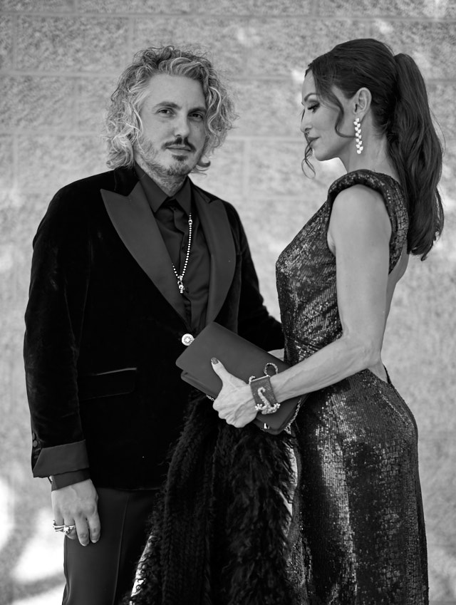 Designer Matteo Perin and actress Sofia Milos at the Emmys. Leica M10-P with Leica 50mm Summilux-M ASPH f/1.4 BC. © Thorsten Overgaard.