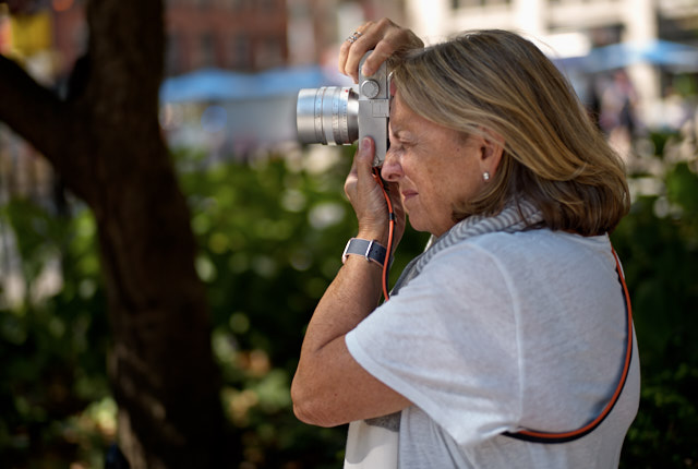 Ann out and about in the Overgaard Workshop New York. That's how it's done. Leica M10-P with Leica 50mm Summilux-M ASPH f/1.4. © Thorsten Overgaard.