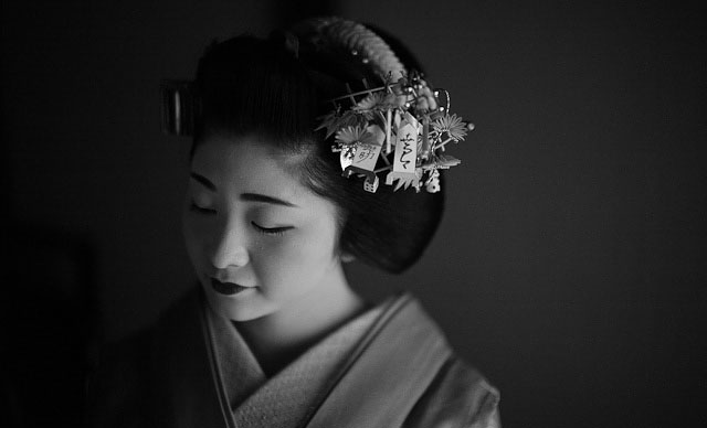 A maiko (apprentice geiko) in Kyoto. Leica M240 with Leica 50mm Noctilux-M ASPH f/0.95. © Thorsten Overgaard. 

