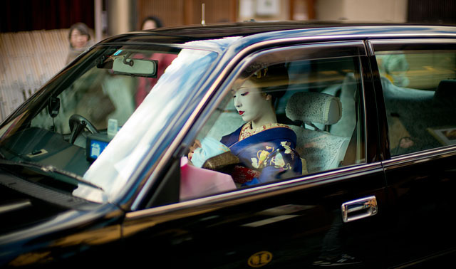 A gaisha (professional entertainers who attend guests during meals) going to work in Kyoto. Leica M240 with Leica 50mm Noctilux-M ASPH f/0.95. © Thorsten Overgaard.