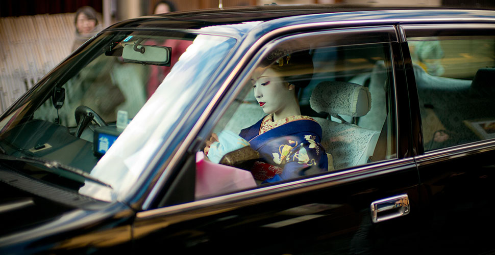 Geisha outside the Leica Store in Kyoto. Leica M240 with Leica 50mm Noctilux-M ASPH f/0.95. © Thorsten Overgaard. 