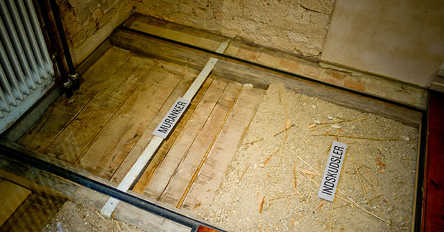 The original floor from 1872 was made with beams (bjælker), pudding boards (indskudsbrædder) and pugging (a layer of clay for sound and fireproof, in Danish "indskudsler") as it was done in the past. 