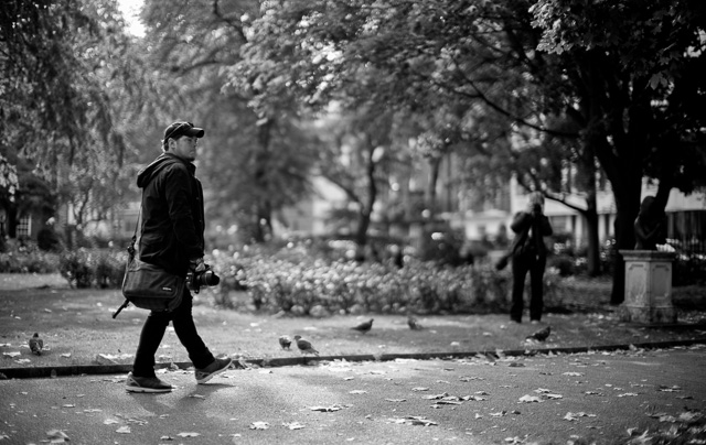 Eugenio Frasca from Italy and Lili Ochner from Denmark working in the Queens Gardens park in London in the Overgaard Workshop, October 2015. Leica M 240 with Leica 50mm Noctilux-M f/0.95.