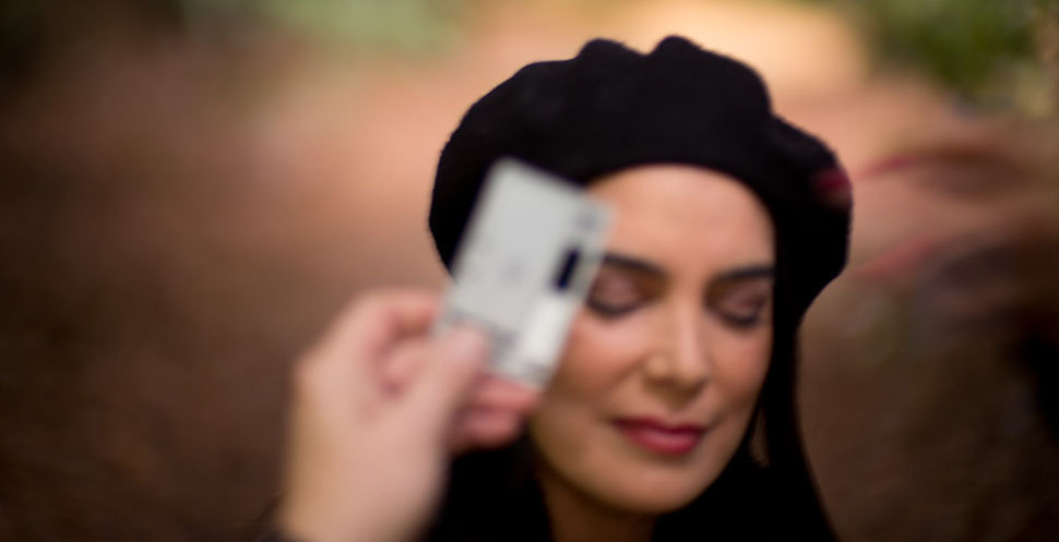 Setting the colors right in the camera using the WhiBal card before photographing Venezuelan television superstar and former Miss Venezuela Ruddy Rodríguez. Leica M 240 with Leica 50mm Noctilux-M ASPH f/0.95. © 2015 Thorsten Overgaard.